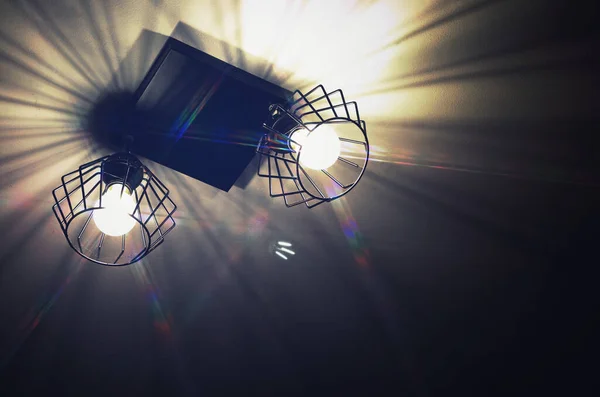 Промышленная Люстра Чердаке Двумя Светящимися Лампочками Гиароскуро Радужными Вспышками Потолке — стоковое фото