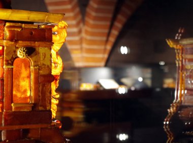 Güzel kehribar tabut sert ışıkta