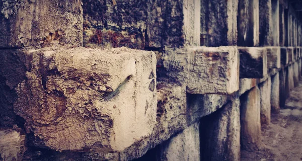 Balok Kayu Ditutupi Dengan Lapisan Garam Dari Menara Kelulusan Kabur — Stok Foto