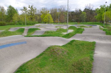 Parktaki bisikletçiler için oyun alanı.