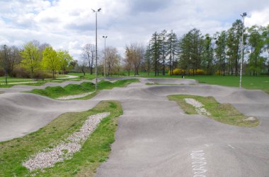 Parktaki bisikletçiler için oyun alanı.