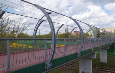 Çevre yolunda yaya köprüsü ve bisiklet