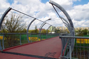 Çevre yolunda yaya köprüsü ve bisiklet