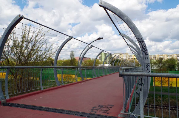 Çevre yolunda yaya köprüsü ve bisiklet