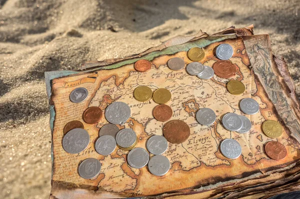 Стародавня Географічна Карта Полотна Старими Монетами Лежить Березі Моря Концепція — стокове фото