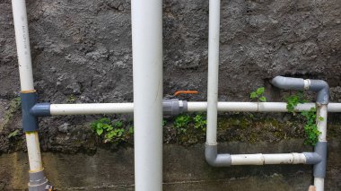 Evin duvarında su borusu sistemi var.