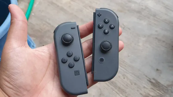 Semarang, Endonezya 12 Temmuz 2021 Gri Nintendo Anahtarı Joy-con denetleyicilerinin Detayları