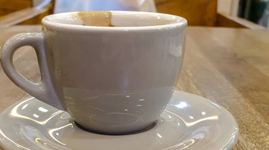 Tahta masada bir fincan kahve.