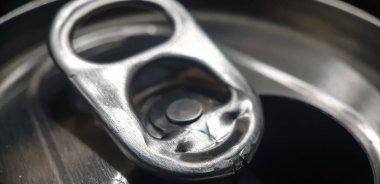 Yumuşak içecek metal halka açacağının ayrıntıları