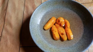 mavi seramik tabakta turuncu zerdeçal