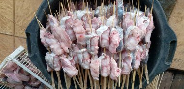 Sepette füme deniz balığı eti hazır.