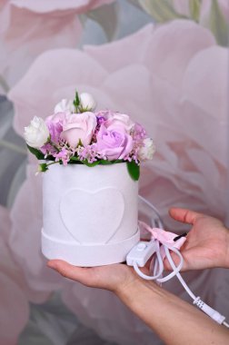 Kutuda çiçek buketi