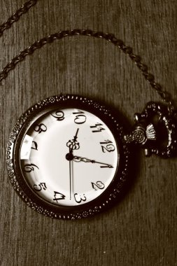Ahşap zincire bağlı eski cep saati.