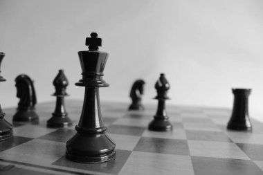 Satranç tahtasındaki siyah parçalar