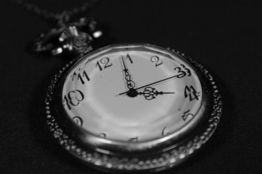 Siyah arka planda antika cep saati yüzü