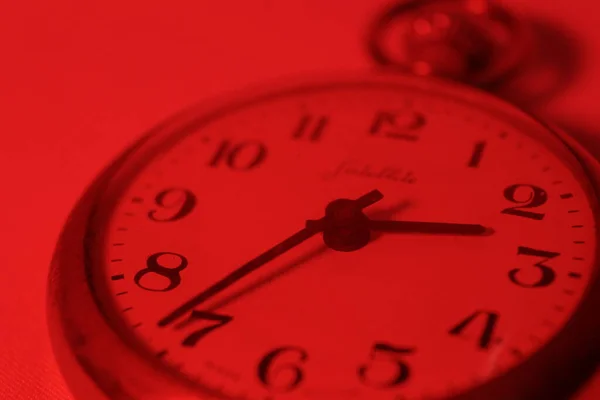 Relógio Bolso Moda Antiga Banhado Luz Vermelha — Fotografia de Stock