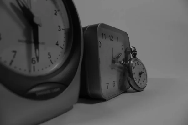 Relógios Analógicos Fotografados Preto Branco — Fotografia de Stock