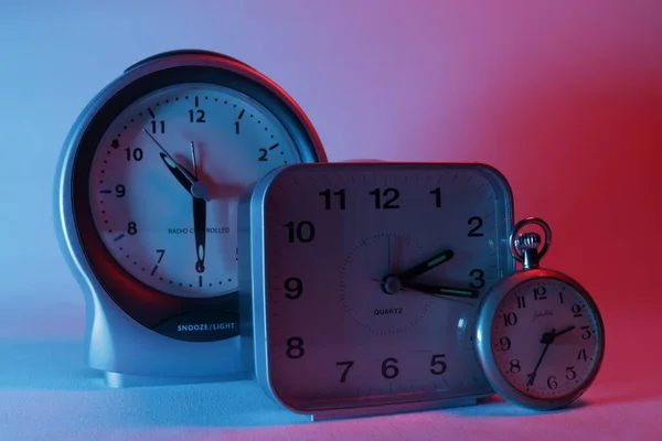 Relógios Analógicos Iluminados Por Luz Azul Vermelha — Fotografia de Stock