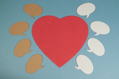 Mavi arka planda büyük bir kırmızı kalbi çevreleyen pek çok konuşma kabarcığı