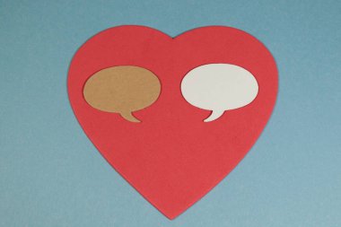 Muhalif konuşma, büyük kırmızı bir kalbin içinde birbirine bakan baloncuklar oluşturur.