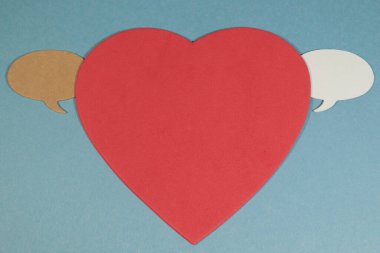 Muhalif konuşma, büyük kırmızı bir kalbin her iki tarafında da kabarcıklar oluşturur. 