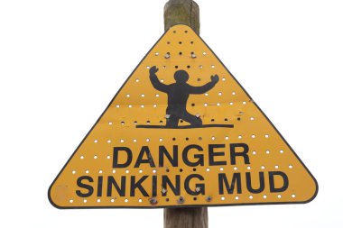 'DANGER SINING MUD' işareti bulutlu arkaplan karşı