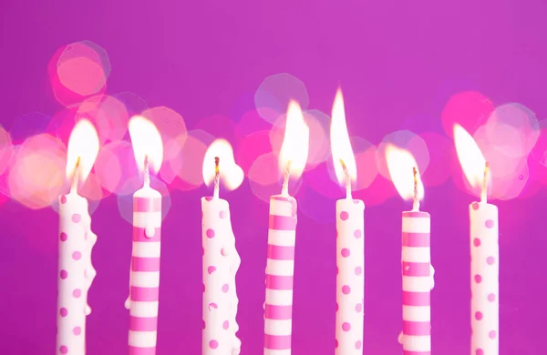 Brennende Geburtstagskerzen Vor Violettem Hintergrund — Stockfoto