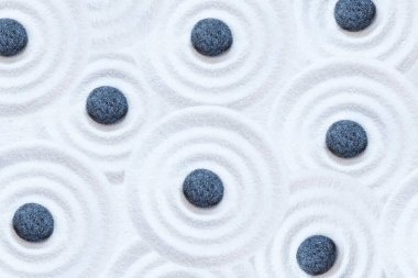 Zen deseni beyaz kumda