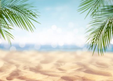 Yaz arkaplanı kumlu ve palmiye yapraklı.