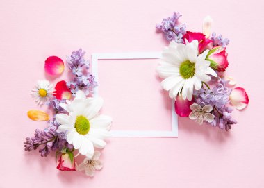 Beyaz çerçeveli çiçek kompozisyonu