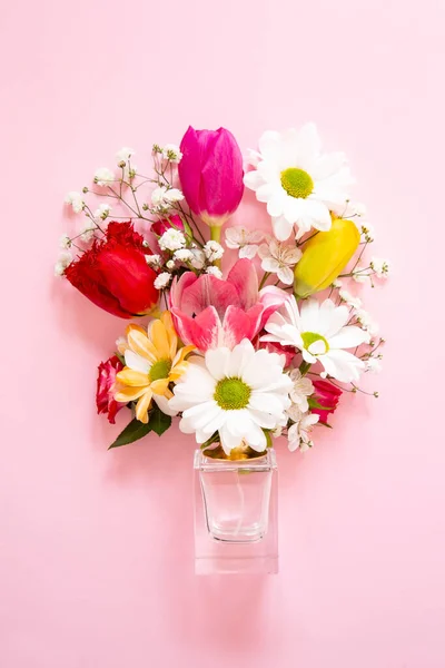 Весняні Квіти Пляшкою Парфумів Рожевому Фоні — стокове фото