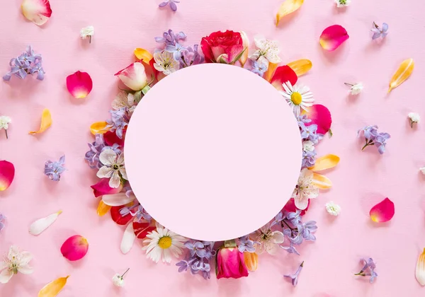 Composición Flores Primavera Con Una Nota Blanca — Foto de Stock