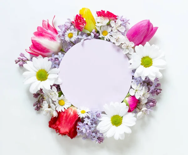 Composición Flores Primavera Con Una Nota Blanca — Foto de Stock