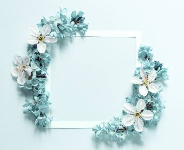 Beyaz çerçeveli çiçek kompozisyonu