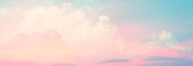 Pembe ve mavi gökyüzü ile beyaz bulutlar