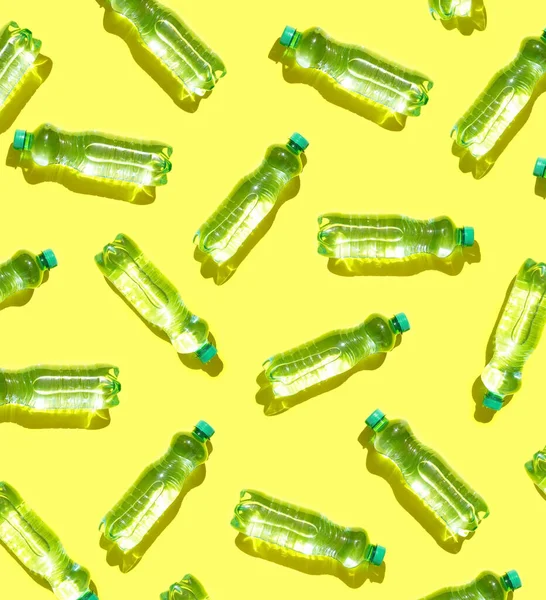 Μεταλλικά Μπουκάλια Νερού Μοτίβο Κίτρινο Φόντο — Φωτογραφία Αρχείου