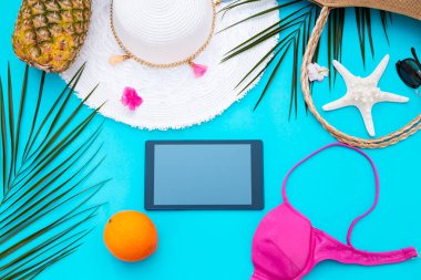 Siyah tabletli yaz aksesuarları