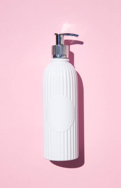 Pembe arka planda kozmetik spreyi