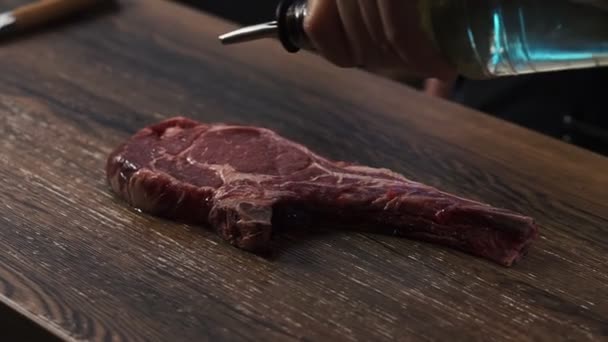 Obearbetat nötkött biff förbereda med olivolja innan matlagning grill. — Stockvideo