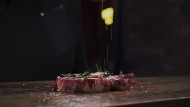 Chef adicione sal a carne crua fresca. Mesa de madeira. Fundo escuro. — Vídeo de Stock
