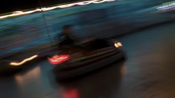 Coches de choque en Luna Park. Vista desenfocada, larga exposición. — Vídeos de Stock