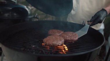 Burger Et Pirzolası Dışarıda Izgarada Pişiyor