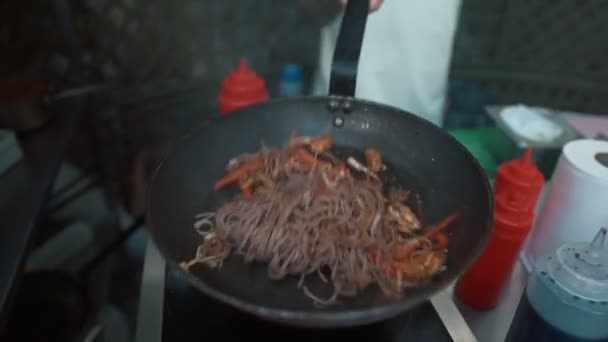 Soba Nudeln mit Gemüse und Hühnchen Kochen in Pfanne im Freien — Stockvideo
