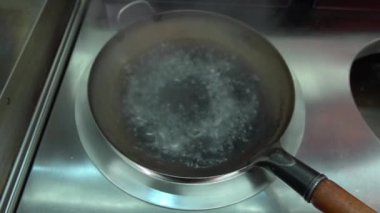 Kaynayan Udon Eriştesi. Makarnayı kaynayan suya atmak