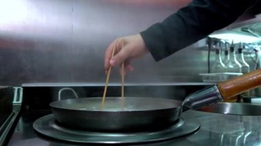 A Pan 'da haşlanmış erişte. Udon pişiriyorum..