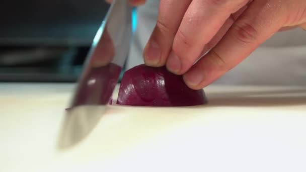 Zwiebel in Scheiben schneiden. Chef schneidet ein Gemüse. — Stockvideo