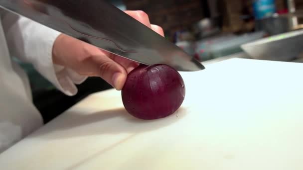 Zwiebel in Scheiben schneiden. Chef schneidet ein Gemüse. — Stockvideo