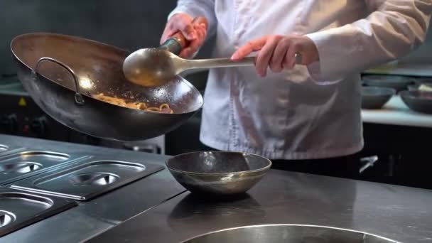 Chef serveert udon noedels in restaurant — Stockvideo