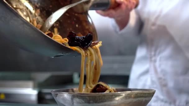 Chef serviert Udon-Nudeln im Restaurant. Nahaufnahme. — Stockvideo