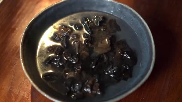 Dried Mushrooms Soaked In Water. Time Lapse. — Stock Video